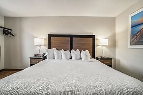 Days Inn & Suites by Wyndham Traverse City