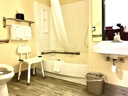 Days Inn & Suites by Wyndham Traverse City