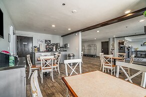 Days Inn & Suites by Wyndham Traverse City