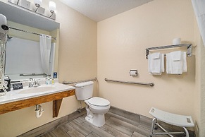 Days Inn & Suites by Wyndham Traverse City