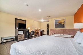 Days Inn & Suites by Wyndham Traverse City