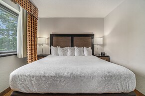 Days Inn & Suites by Wyndham Traverse City