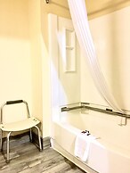 Days Inn & Suites by Wyndham Traverse City