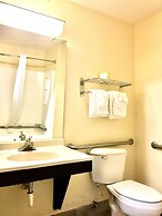 Days Inn & Suites by Wyndham Traverse City