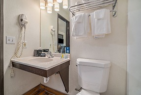 Days Inn & Suites by Wyndham Traverse City