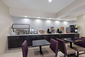 La Quinta Inn & Suites by Wyndham Snellville-Stone Mountain