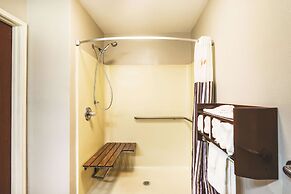 La Quinta Inn & Suites by Wyndham Louisville East