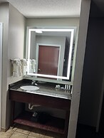 La Quinta Inn & Suites by Wyndham Louisville East