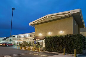 Super 8 by Wyndham Los Angeles-Culver City Area