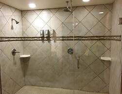 Midnight Rose & McGills Hotel & Casino