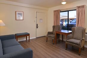 Edgewater Inn And Suites