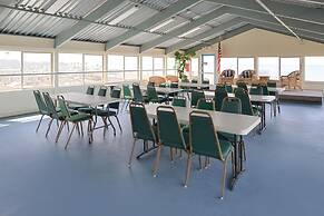 Edgewater Inn And Suites