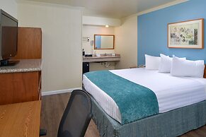 Edgewater Inn And Suites