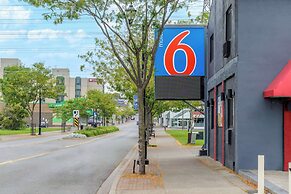 Motel 6 Niagara Falls, ON – Near the Falls