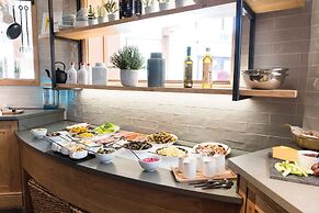 North Lakes Hotel And Spa