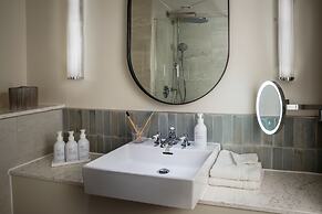 North Lakes Hotel And Spa