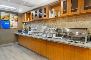 Comfort Suites Wilmington near Downtown