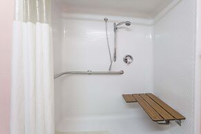 Howard Johnson by Wyndham Airport