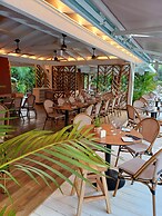 Palm Court Residence & Hotel at Orient Beach