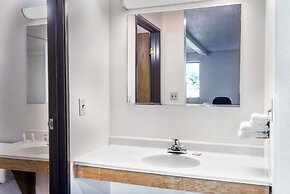 Super 8 by Wyndham Delmont