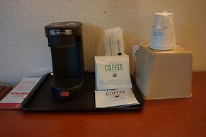 Super 8 by Wyndham Delmont