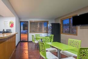 Super 8 by Wyndham Delmont