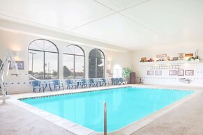 Super 8 by Wyndham West Branch