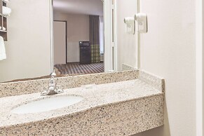 Super 8 by Wyndham Houston/NASA