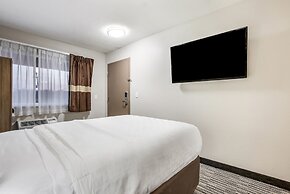 Clarion Pointe East Lansing University Area