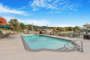 Super 8 by Wyndham Lake George/Downtown