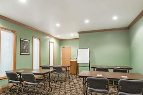 Super 8 by Wyndham Uniontown PA