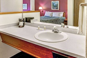 Days Inn & Suites by Wyndham Gresham