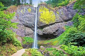 Days Inn & Suites by Wyndham Gresham