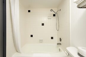Oyster Bay Inn & Suites