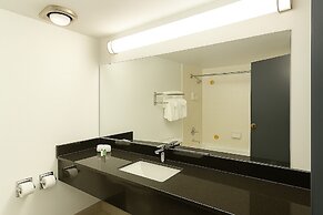 Oyster Bay Inn & Suites