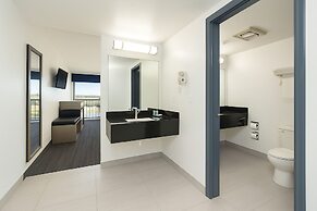 Oyster Bay Inn & Suites