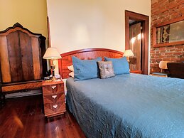 Parisian Courtyard Inn