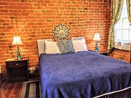 Parisian Courtyard Inn