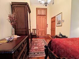 Parisian Courtyard Inn