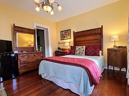 Parisian Courtyard Inn