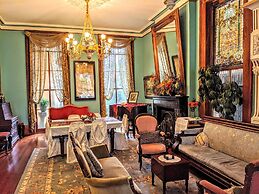 Parisian Courtyard Inn