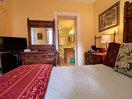 Parisian Courtyard Inn