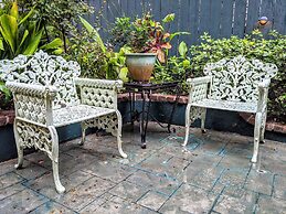 Parisian Courtyard Inn