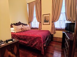 Parisian Courtyard Inn