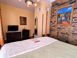 Parisian Courtyard Inn