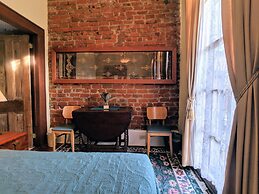 Parisian Courtyard Inn