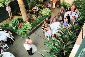 Parisian Courtyard Inn