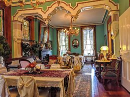 Parisian Courtyard Inn