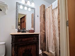 Parisian Courtyard Inn