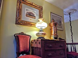 Parisian Courtyard Inn